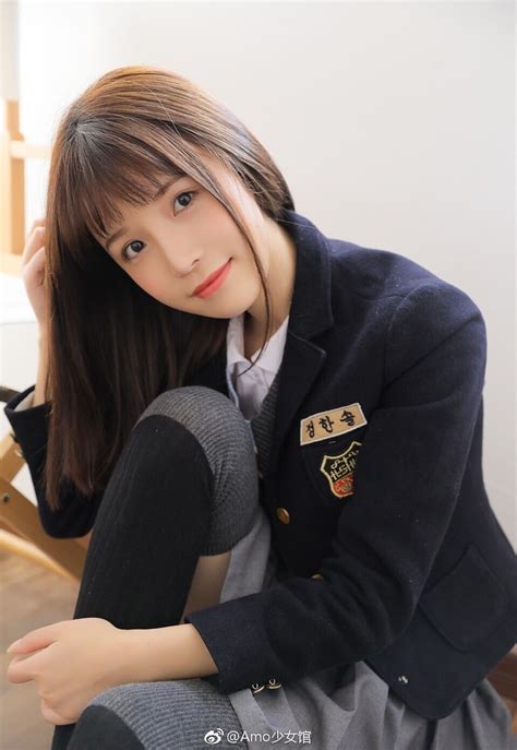 礼炮鸣响，国旗护卫队擎国旗出场！